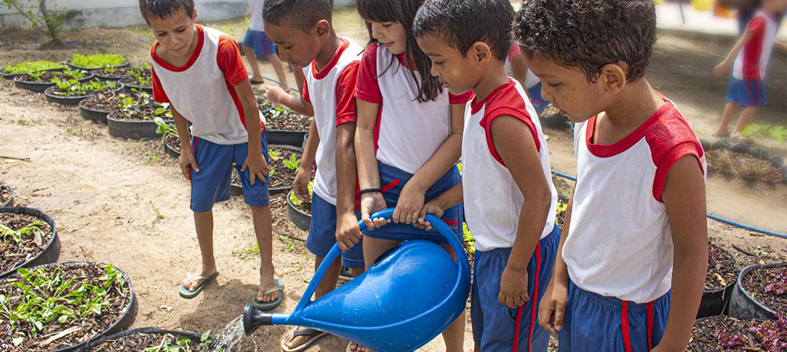 Crianças aprendendo sobre alimentação saudável